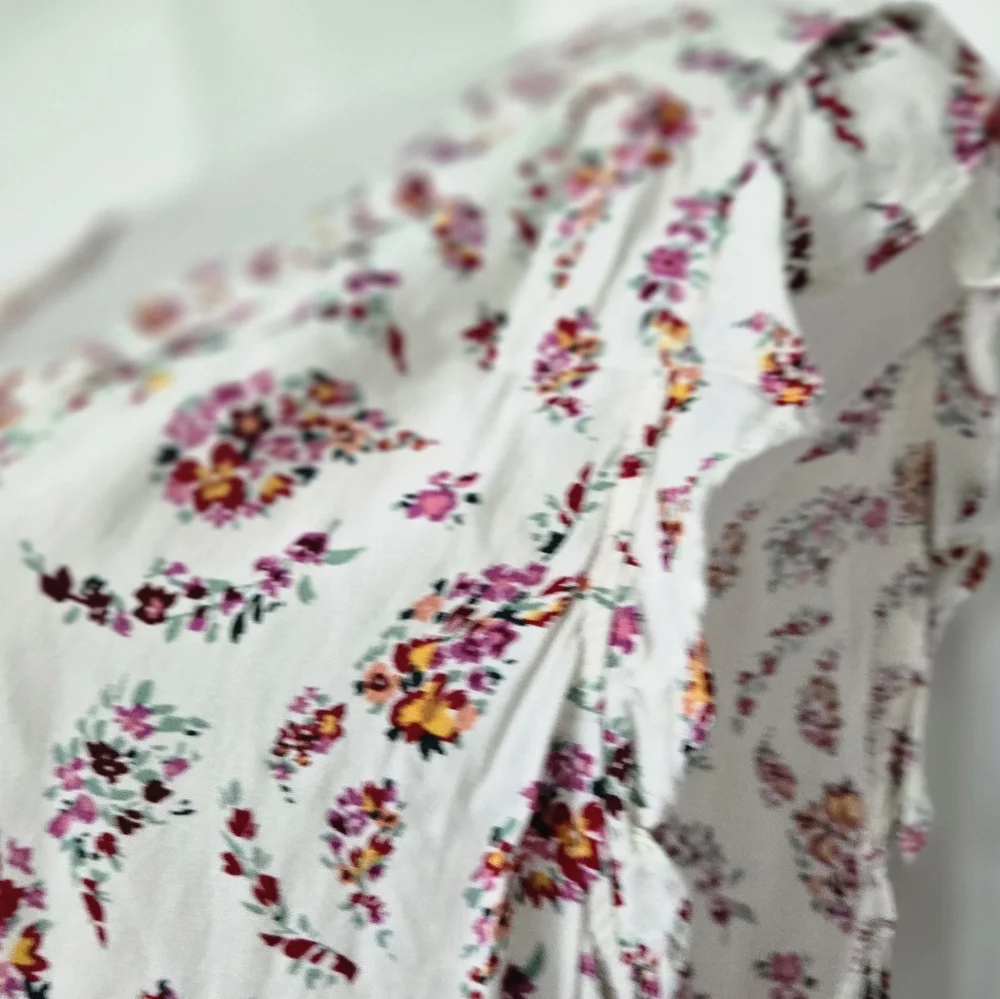 🐟🐟Old Navy Cream and Pink Floral V Neck Tank with Buttons Large 100% Rayon